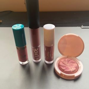 Lip and cheek bundle.